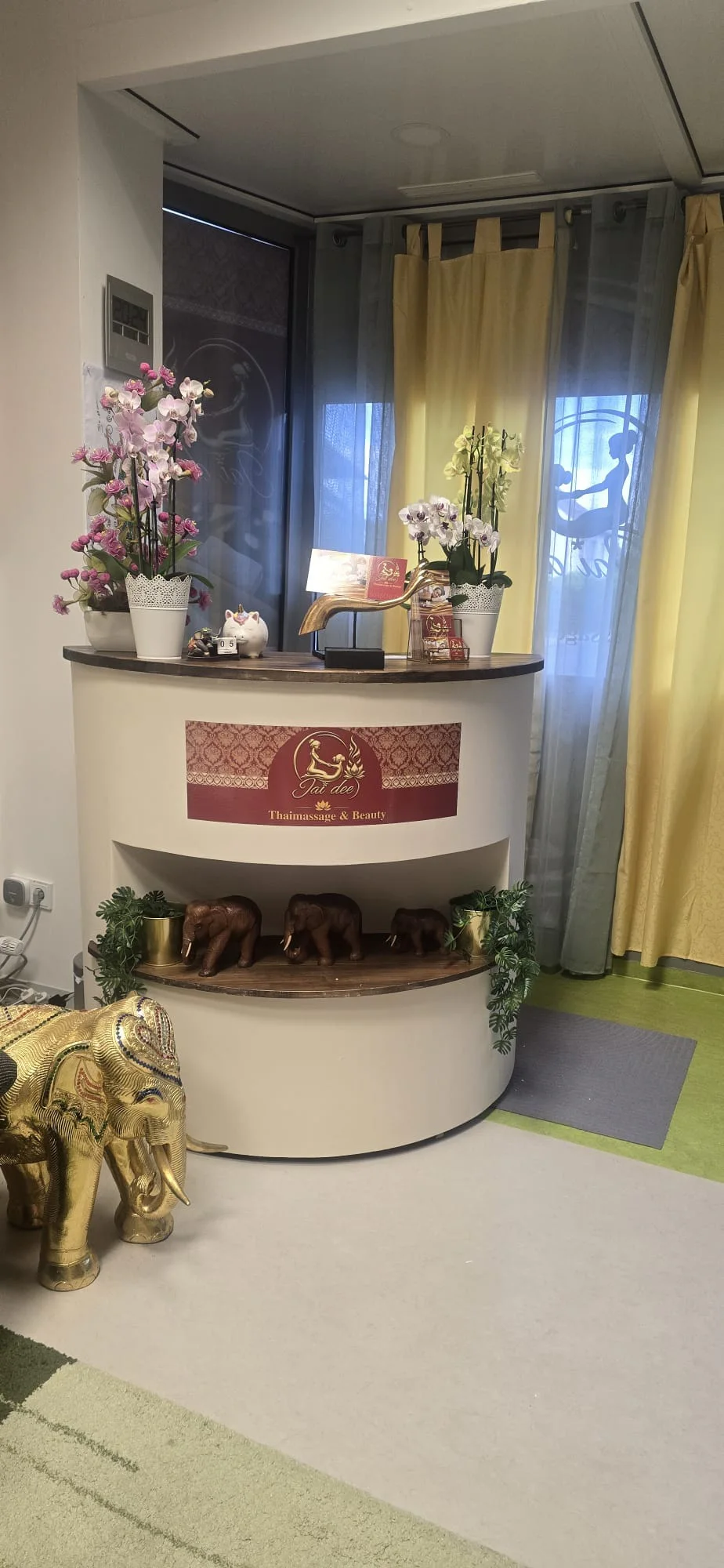 เคาน์เตอร์ต้อนรับพร้อมดอกกล้วยไม้ที่ Jai Dee