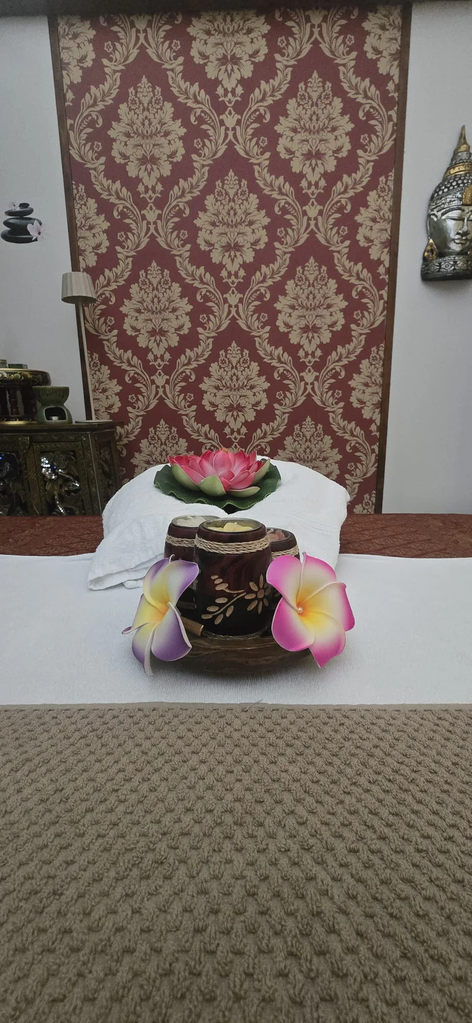 เตียงนวดที่จัดเตรียมไว้ในห้องทรีตเมนต์ของ Jai Dee